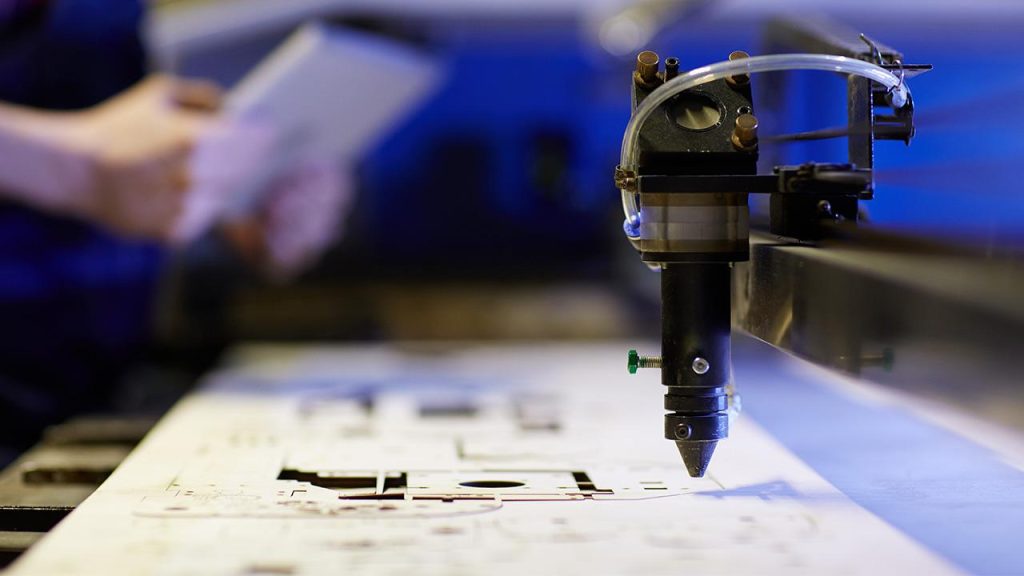 El CO₂ en tecnología láser: precisión en cortes y grabados